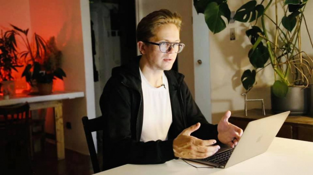 Пример разноцветной лампы и удачного ракурса, которые меняют картинку. Изображение: Андрей Дорожный.