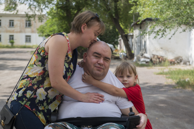 Руслан с женой и дочкой. Изображение: предоставлено Everland.