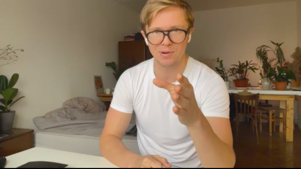 Пример удачной картинки – благодаря использованию телефона меняется ракурс, на заднем плане дает свет разноцветная лампа. Изображение: Андрей Дорожный.