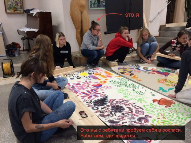 Мастер-класс, который организовала Ирина Трофимова (в центре) и командаГалереи домовой росписи Прикамья. Изображение: Крауд-кампания на Planeta.ru.
