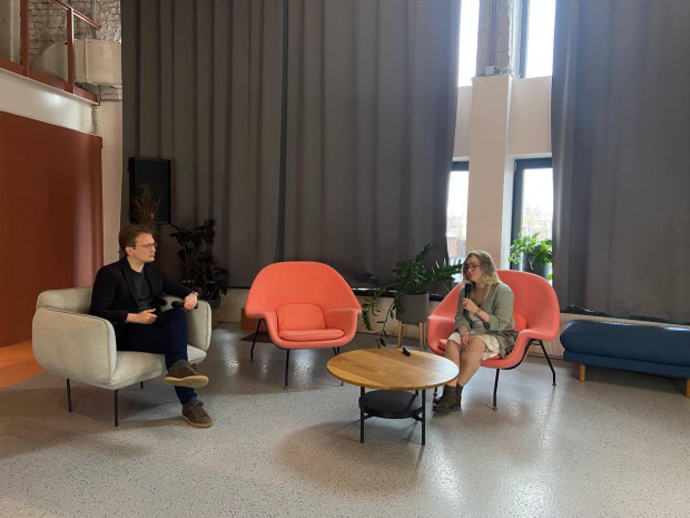 Дискуссия Кирилла Мартынова и Анны Игнатенко на конференции «Сетевой апрель». Изображение: Теплица социальных технологий (Наташа Баранова).