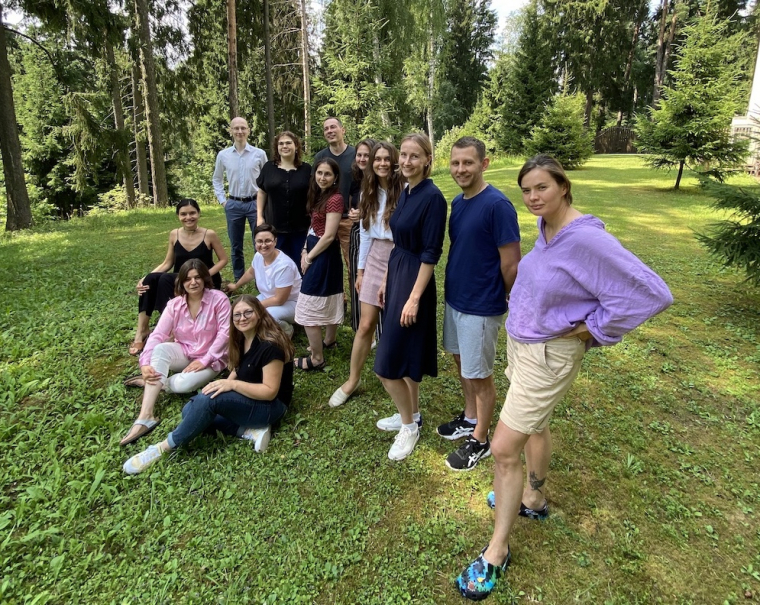 Мастерские проходят в загородном отеле в Подмосковье. У участников есть возможность помочь проектам и немного отдохнуть на природе. Фото: Алиса Цветкова.