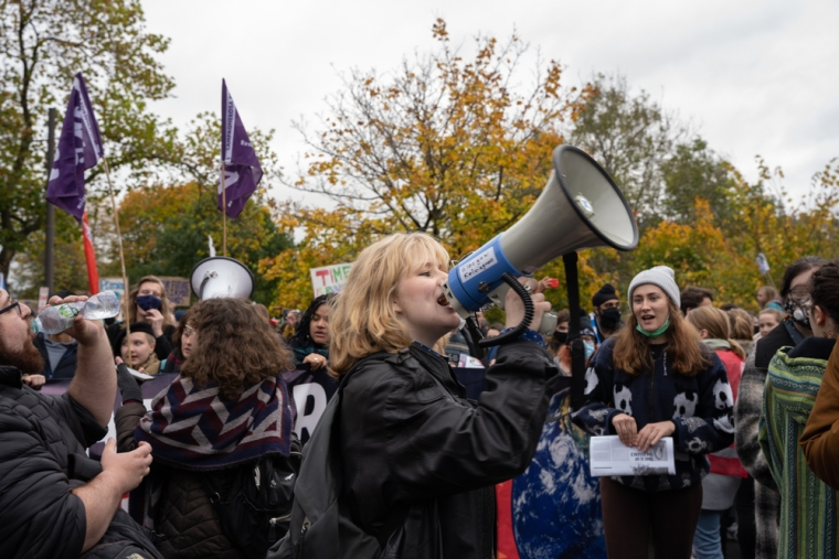 Пикет экоактивистов во время COP26