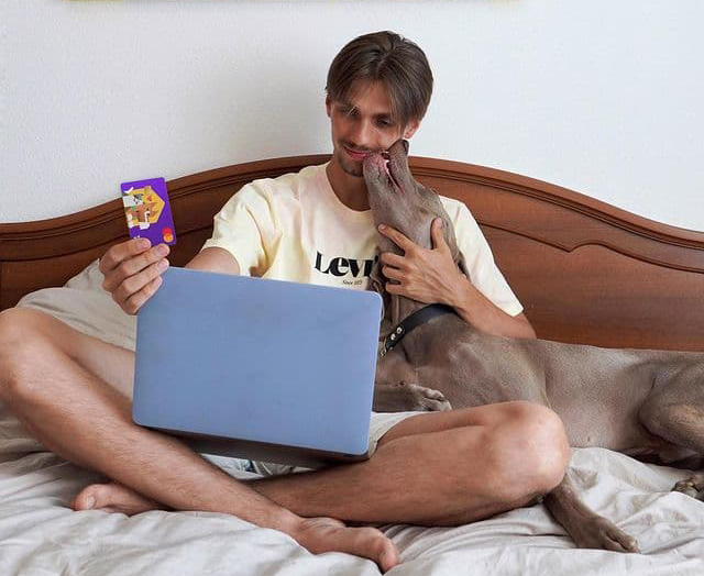 Владелец карты со своей собакой.