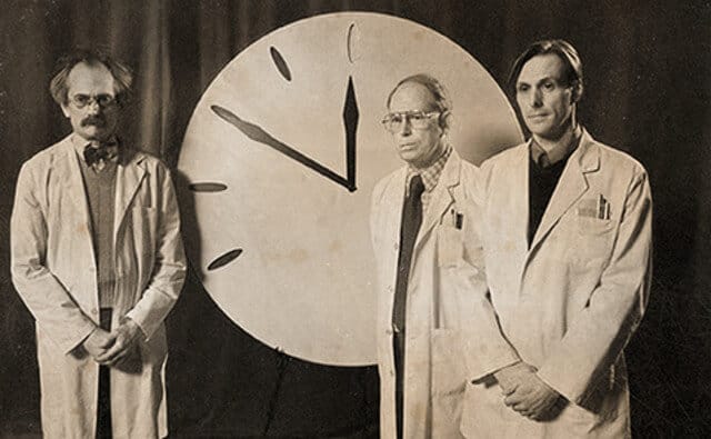 Сотрудники организации «Бюллетень ученых-атомщиков» и часы Судного дня.