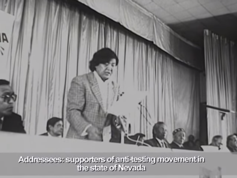 Олжас Сулейменов выступает с речью. Кадр из документального фильма «Невада-Казахстан», Сергей Шафир.