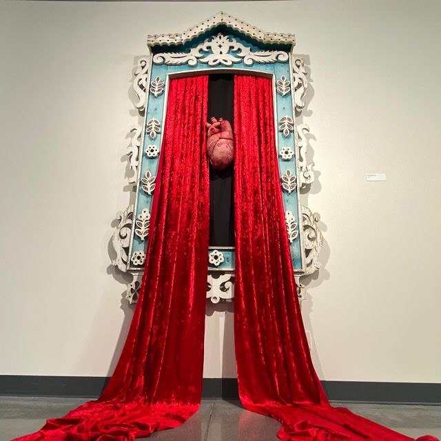 Выставка «Пугало стояло в центре вспаханного поля» в Ельцин-центре. 