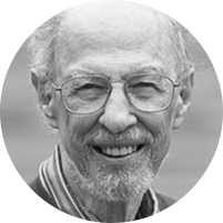 Пожилой человек с короткой стрижкой.